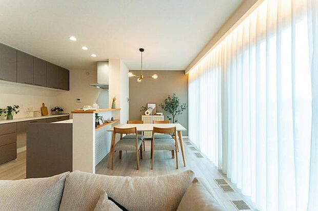 【【8-1号地　光に包まれたLDK】】南側の大きな窓からふんだんに光が差し込む、明るく開放感あふれるLDK。(2025.11撮影)