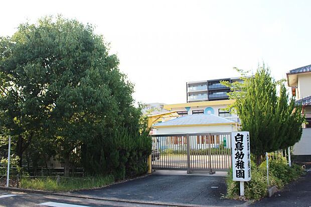 【【高精度(機械の力×人の力)】】大型機械や先進設備の導入により、人の力のみでは不可能な高精度、高強度な施工を可能に。また工程ごとの専門作業員が、工場ならではの安定した環境により、その熟練した技術を最大限に発揮できます。