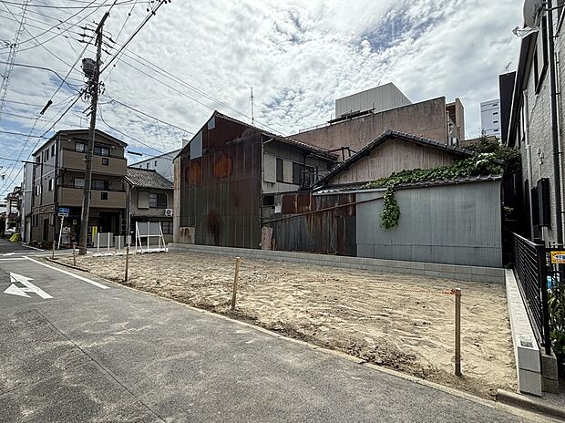【現地・現況】東側道路より現地を望む【この敷地「ここ」がポイント!】
二方道路角地:プライバシー性も高い角地&二方道路はプランの幅も広がります。