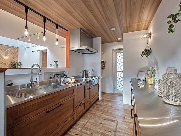 【キッチン】温かみのある天然無垢の扉。
機能性も高く家具のようなデザインが魅力的。