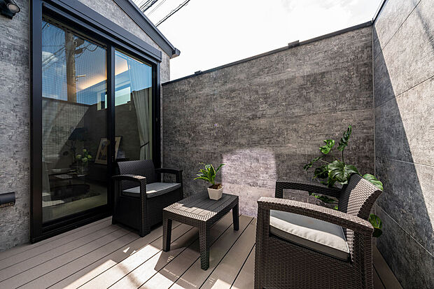 壁に囲まれたプライベートな中庭(リビングガーデンテラス)は、周囲の視線を気にせず、家族だけの特別な時間を楽しめる贅沢な空間に。