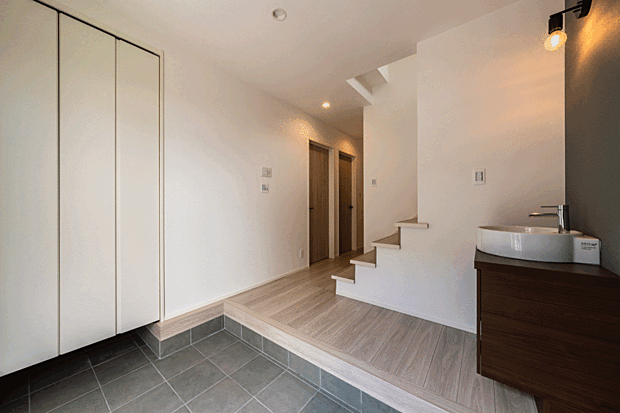 【2号棟玄関スペース】玄関脇に洗面を設け、帰宅後すぐに手洗い・うがいが可能。ウイルスや花粉を室内に持ち込まず、家族の健康を守る安心の動線です。