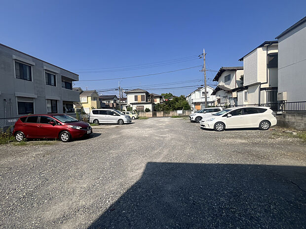 敷地奥から前面道路へと抜ける、すっきりとした視界。
