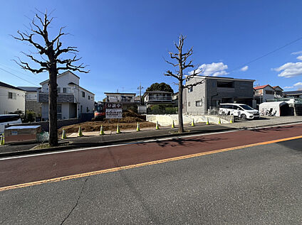 11.9ｍの広々とした公道に面した敷地で、駐車もゆったり安心