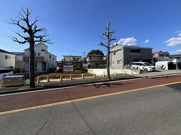 【11.9mの広々とした公道に面した敷地で、駐車もゆったり安心】11.9mのワイドな公道に面した開放感ある敷地。
駐車時の安心感はもちろん、見通しのよいアプローチが住まいにさらなるゆとりを与えます。