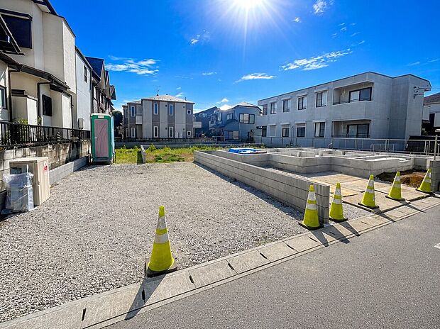 【旗竿地でも間口2.9ｍ確保！】ゆとりある5ｍの前面道路に面し、車の出入りやすれ違いもスムーズ。毎日の運転に安心感をもたらす、快適な住環境です。
