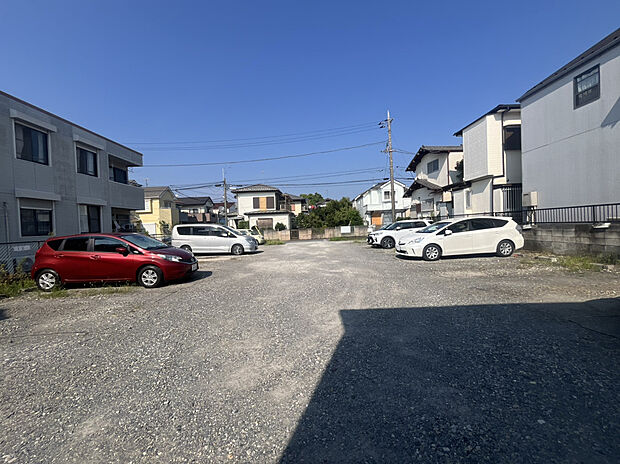 【敷地奥から望む、前面道路の開放的な眺め】敷地奥から望む、前面道路の開放的な眺め。
抜け感のある視界が、住まいに心地よい広がりをもたらします。