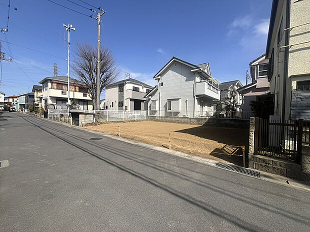 【陽だまりに満ちた、安心のロケーション】豊かな自然光に恵まれた、のびやかな現地。明るさが日常にゆとりと安心感をもたらします。