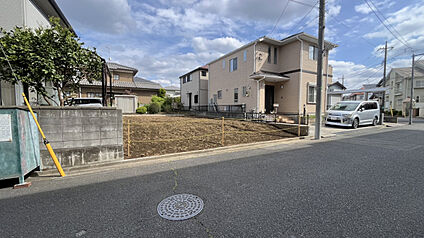 スムーズな車の出し入れを実現する、ゆとりの前面道路