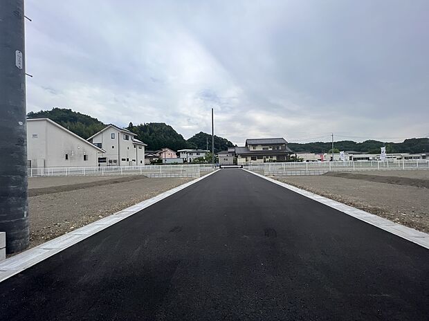【E区画（左）・B区画（右） 敷地前道路】前面の車道より区画を向いて撮影（北から南を向いて撮影）