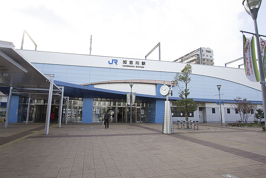 【通勤・通学に便利な立地】
新快速をご利用いただける、JR加古川駅へ徒歩約17分！駅高架下に駐輪場が整備されており、駅まで自転車でアクセスするこもできます。駅前はデパートなどがあり、賑やかです。