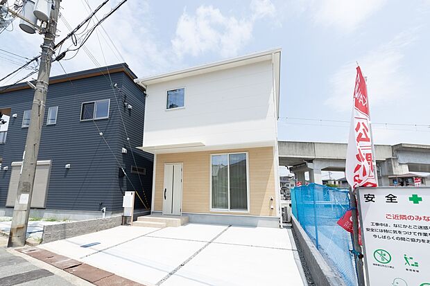 【C'号地モデルハウス公開中】自由設計のご参考に。LDKはリビング階段付近に吹抜けを設け、南からの陽光もたっぷり。家族で空間を共有しつつ思い思いにお過ごしいただける広々ファミリースペースです。