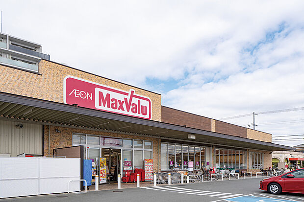 【複数のスーパーが徒歩圏内】マックスバリュ平岡店まで徒歩約7分。24時間営業のハローズ東加古川店へ徒歩約14分、少し足を伸ばせばイオン加古川店など、多彩な買い物スポットが点在しています。