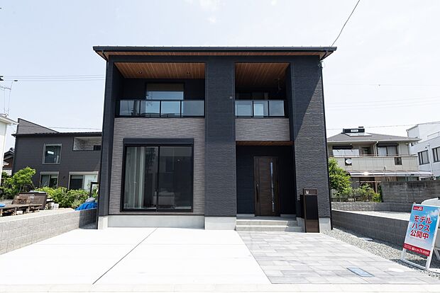 エネファーム×ソーラーパネル搭載!機能的な水回りや防音仕様の主寝室など、暮らしのシーンに配慮された心地よさ。洗練されたインテリアが開放感や上質な寛ぎを満たす新モデルハウスがD号地に完成公開中です。