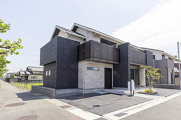 【当社施工例】自由設計で間取りやインテリア、快適設備なども思いのままに。当社ショールームにてキッチンやユニットバス、内装建具などの実物を展示しています。近隣には公開中のモデルハウスも。