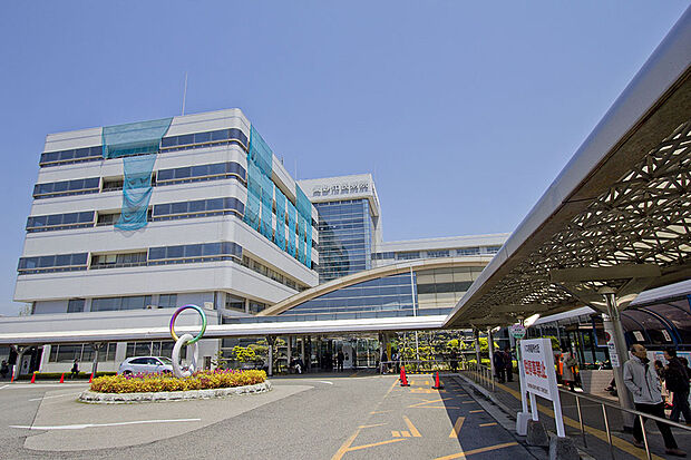 【郵便局などの生活施設が整い、子育て世帯にも安心の周辺環境】高砂市民病院まで徒歩約5分。さくらそう公園まで徒歩約3分、兵庫県立高砂高等学校まで徒歩約4分の距離で、子育て支援センターも身近に揃います。