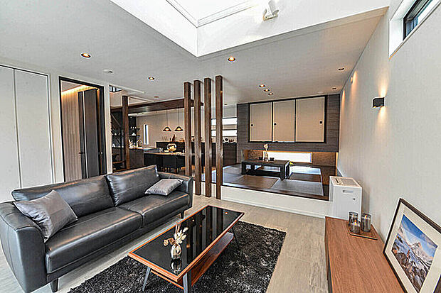 【当社施工例】住まいのメイン空間LDKは約27.4帖。吹抜とワイドサッシを設け、南からの豊かな陽光が心地よく、家族で空間を共有しつつ思い思いにお過ごしいただける広々としたファミリースペースです。