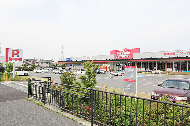 【買い物施設が充実】イオンタウン野口まで徒歩約9分。スーパーやドラッグストアなど多彩な店舗が揃い、ニトリ加古川が隣接しています。ローソン加古川野口町坂元店まで徒歩約7分など、毎日の買い物が便利です。