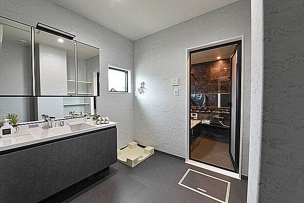 【【当社施工例】】ウォークスルータイプの土間収納を抜けると洗面室があり、帰宅時の手洗い動線がスムーズ。アイテムの多い洗面室にうれしいリネン庫付き。キッチンからも近く、家事動線にも配慮した間取り設計です。