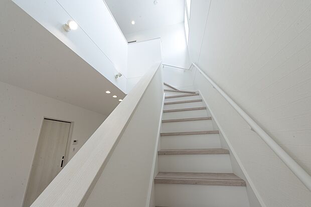 【【1階約16.0帖LDK/C’号地モデルハウス】】リビング階段付近は上部吹抜のため、横からだけでなく上からも自然光が注ぎ込み、邸内全体が明るさに包まれます。1階と2階のフロアがゆるやかにつながることでご家族との距離がより縮まり、絆が深まります。