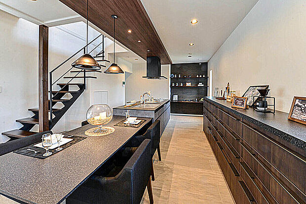 【【当社施工例】】家族でキッチンを囲んで、料理を楽しむことができる、開放的なアイランドキッチン。フルフラットでお手入れがしやすく、ぐるっと回ることができる動線で効率的！正面のリビング階段はオープンスタイルに。