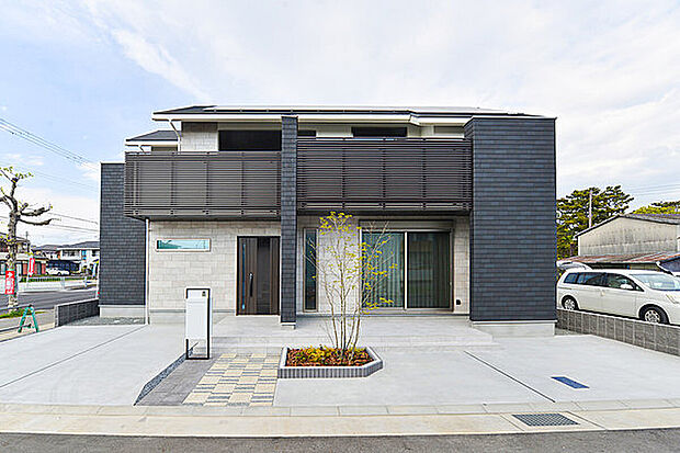 【【当社施工例】】スーパーウォール工法よる高い断熱性・気密性がもたらす快適空間。省エネ性能の高いG2基準をクリアしたZEH仕様住宅です。太陽光発電（4.9kw）＋エネファームのＷ発電でお財布にも環境にも優しい邸です。