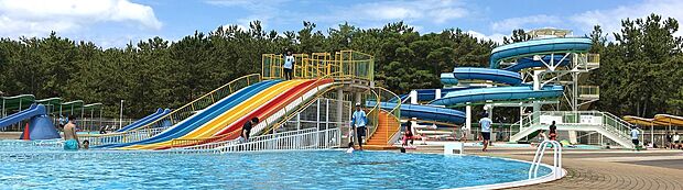 【浜の宮市民プール（約3.6km)】加古川市にはプラネタリウムがある「加古川総合文化センター」や「浜の宮公園」など、家族で楽しめる公共施設や自然豊かな公園が点在しています。「浜の宮公園」には市民プールやグラウンドが整備されています。