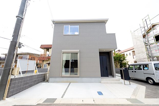 【【外観/B号地モデルハウス】】ホテルライクな内装！家事がしやすい動線や充実収納など、子育て世代にも嬉しい3LDKモデルハウスです。機能門柱に宅配BOX付！駐車スペースは2台分あり、前面道路とフラットで出し入れしやすい形状です。