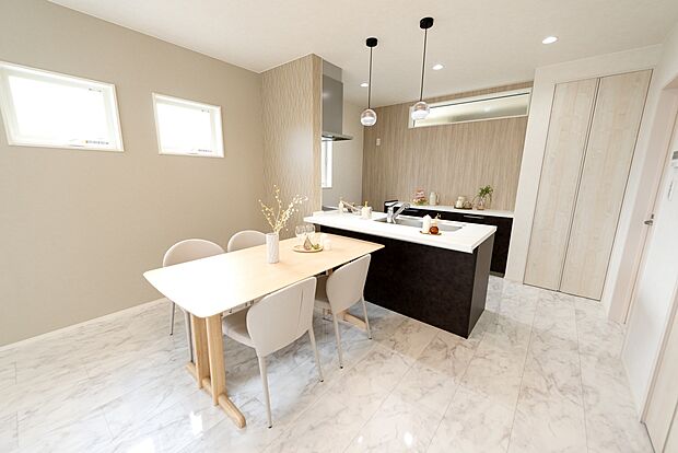 【【1階約17.8帖LDK/B号地モデルハウス】】南西側の横並びの窓がリズミカルなダイニングスペース。ホワイトの窓枠やアクセントクロスがフロアと調和し、明るい印象です。パントリーやリビング収納により、物が集まりがりなリビングもスッキリと整います。