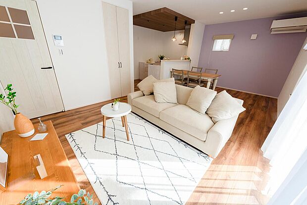 【【1階約18.5帖LDK/B号地モデルハウス】】リビングドアや淡いパープルのアクセントクロスがかわいらしい印象です。大きな南窓からプライベートガーデンへつながり、外で遊ぶお子様をリビングから見守ることもできます。