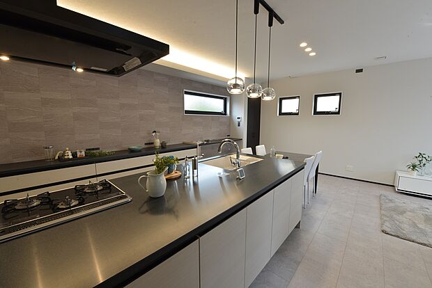 【【1階キッチン/B号地モデルハウス】】キッチンにも床暖房があるので、冬でも快適にお料理ができます。食器や調理器具を収納できるカップボードをあらかじめ設置しているので、新たに購入する必要がありません。