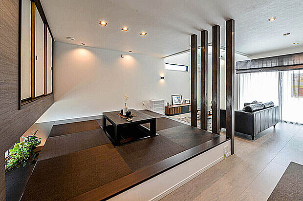 【【当社施工例】】小上がり仕様の和室です。大勢の来客時には、段差を利用して腰かけていただくこともできます。寒い季節にぴったりの掘りごたつがあり、和ダイニングを楽しむことも。リビングと調和のとれた内装デザインです。