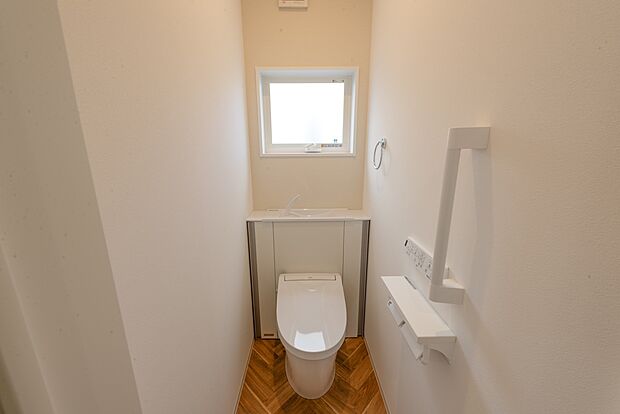 【【1階トイレ/A号地モデルハウス】】ホワイトカラーが明るく、清潔感あるトイレ空間。1階はタンク部分が視界に入らず、スッキリした見た目です。手洗器のサイドにスペースがあり、グリーンを飾ったりすることも。