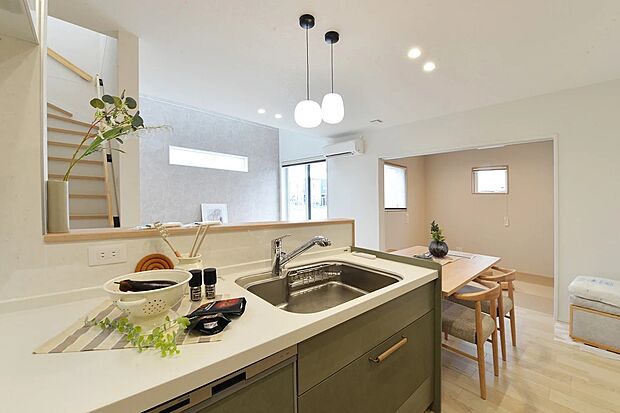 【【1階キッチン/D号地モデルハウス】】キッチン横にパントリーもあり住空間がすっきり。キッチンとダイニングが横並びで配膳がスムーズに行えます。ダイニングテーブルを作業台として、お菓子作りも楽しめます。