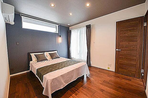 【【洋室/当社施工例】】アクセントクロスや天井に落ち着いたカラーを施し、寛ぎの時間が流れるプライベート空間。ハイサイドライトはベッドなどを置いても採光を遮らず、高い位置からやわらかな自然光が届きます。