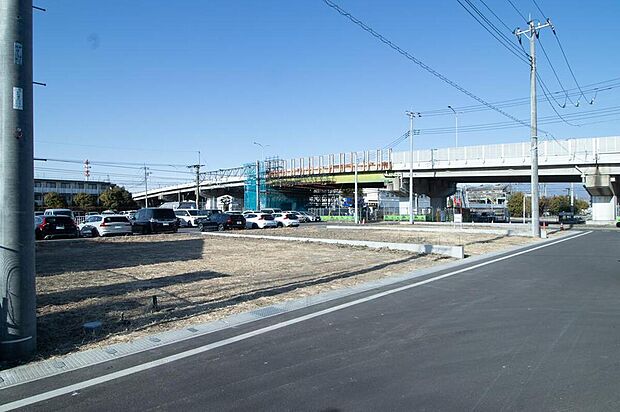 現地(2026年2月)撮影 接道6mと車のすれ違いにも安心の広さです。