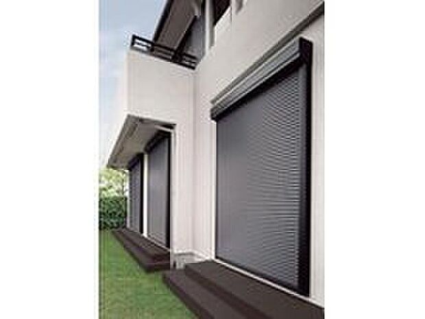 【電動シャッター】１階掃き出し窓には電動シャッターを設置。防犯性を高めるロック機能を搭載。また、室内の壁スイッチにより窓を開けずに開閉することが出来るため、エアコンの効いた室内の空気を外に逃がすことがありません。