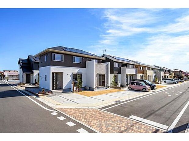 【街並み外観】分譲地内は６ｍ道路で車のすれ違いもしやすい。オープン外構で街並みの揃った分譲地です。