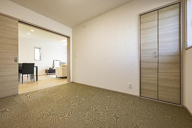 【リビング以外の居室】No.8
リビングと隣接したセカンドルームは、6帖あるので広々使えます♪お子様の遊ぶスペースとしてもぴったりです。