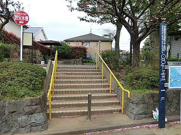中野区立北原小学校まで52m
