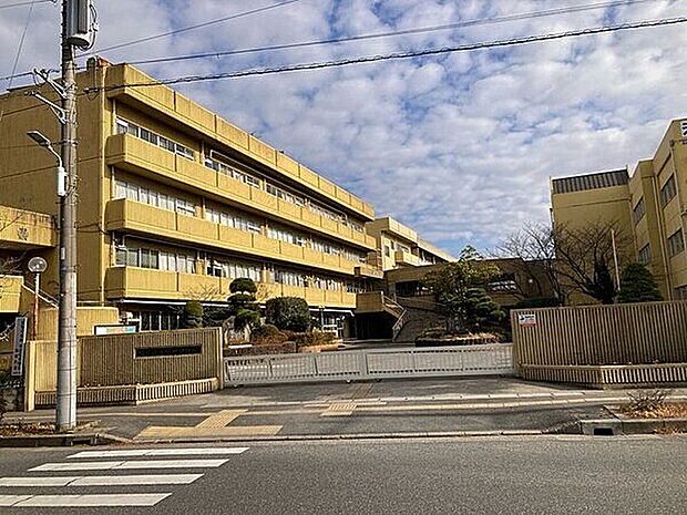 越谷市立中央中学校まで2020m