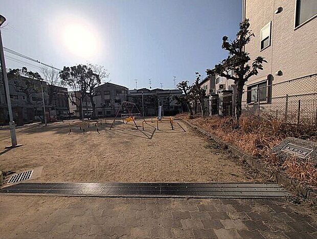 喜連中公園まで896m