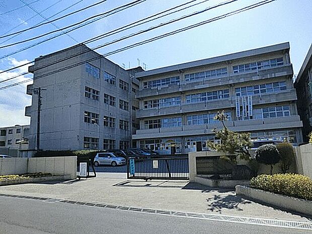 松戸市立六実中学校まで1712m
