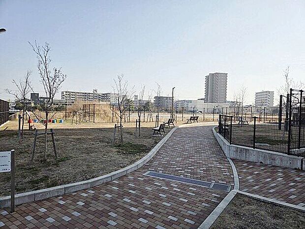 府営牧野北住宅内府管理公園まで623m