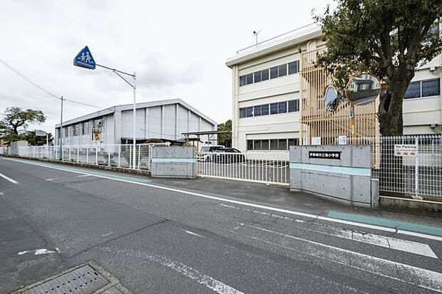 伊勢崎市立境小学校まで751m