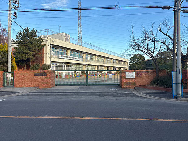 川口市立里小学校まで911m