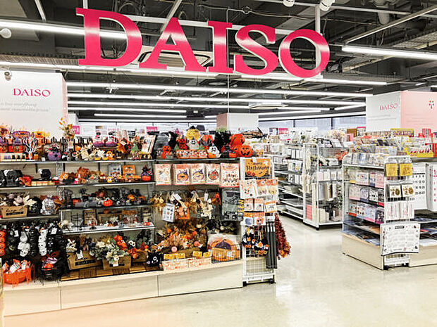 DAISO 谷塚駅前店(約952m)