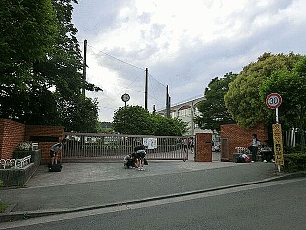 川崎市立金程中学校（約634m）