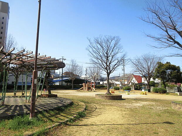 張屋公園(約83m)