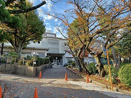 豊中市立上野小学校 941m